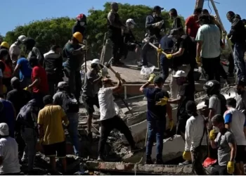 ORANG ramai dan anggota penyelamat mencari mangsa yang terselamat di celah runtuhan bangunan yang roboh selepas gempa bumi di Cali, Colombia. - Foto AFP