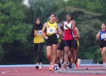Tan Li Ren (dua dari kiri) mencuri perhatian pada Sukan Malaysia (SUKMA) 2026 apabila tampil cemerlang dalam penampilan sulungnya dengan meraih pingat emas acara 20,000 meter jalan kaki. - IHSAN OLAHRAGA MALAYSIA