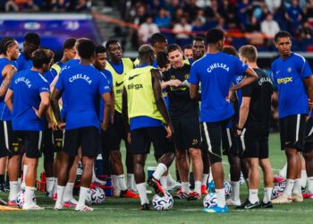 PENGURUS Chelsea, Xabi Alonso memberi arahan kepada pemain-pemainnya pada sesi latihan.-IHSAN PENGANJUR