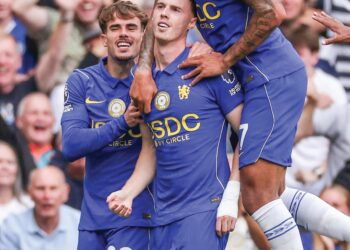 TONGGAK tengah Chelsea, Cole Palmer (tengah) diraikan rakan sepasukan selepas menjaringkan gol keempat pasukannya menentang Brighton & Hove Albion di Stamford Bridge, London, semalam. - AFP