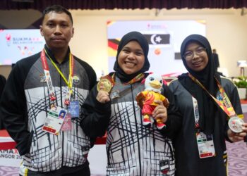 ATLET angkat berat Terengganu, Nur Alissa Sofea Mohammad Nor Wardi (tengah) bersama jurulatihnya Muhammad Amirul Hisham ketika memenangi pingat emas acara Angkat Berat tidak melebihi 86kg Wanita pada kejohanan Sukma Selangor 2026 di Dewan Seri Chempaka MPKJ. Foto : Saddam Yusoff