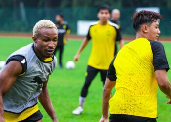SKUAD Harimau Malaya berlatih di padang Universiti Malaya, kelmarin sebagai persiapan menentang Filipina dalam saingan Piala ASEAN 2026 di Kuala Lumpur, Sabtu ini. - IHSAN FAM