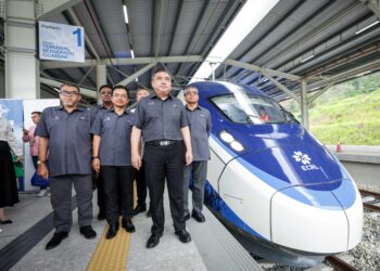 ANTHONY Loke (dua dari kanan) dan tetamu kehormat bergambar dengan tren ECRL pada Majlis Peluncuran Comprehensive Inspection Train (CIT), Pengenalan Konsep Reka Bentuk Stesen-stesen Utama ECRL serta Permulaan SIT dan FFR Projek ECRL di Stesen ECRL Gombak semalam. - UTUSAN/MUHAMAD IQBAL ROSLI