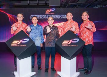 FAHMI Fadzil (tengah)  bersama Wong Heang Tuck (dua dari kanan) pada majlis pelancaran Hab Platform Inovasi Perusahaan (EIP) oleh U Mobile semalam.