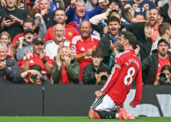Bruno Fernandes meraikan jaringan gol di depan penyokong tuan Manchester United dalam aksi Liga Perdana Inggeris menentang Ipswich Town di Old Trafford, semalam. - AFP