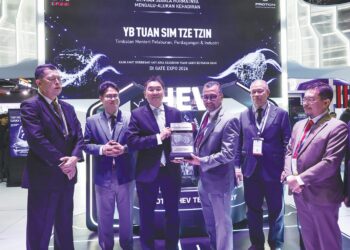 SIM Tze Tzin menerima cenderamata daripada Timbalan Ketua Pegawai Eksekutif PROTON Holdhings bhd Datuk Abdul Rashid Musa ketika melawat tapak pameran Proton pada Majlis Pelancaran Ekspo Teknologi Automotif Global 2026 (GATE 2026) di Pusat Perdagangan dan Pameran Antarabangsa Malaysia (MITEC) hari ini. Turut hadir, Pengerusi Institut Automotif, Robotik dan IoT Malaysia (MARii) Datuk Dr Aminar Rashid Salleh. - UTUSAN/MOHD FARIZWAN HASBULLAH