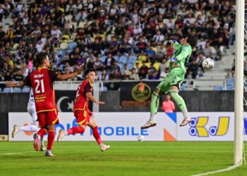Penjaga gol Selangor FC, Sikh Izhan (kanan) menepis bola percubaan pemain Terengganu FC dalam aksi Liga Super di Stadium Sultan Mizan Zainal Abidin, Gong Badak, kelmarin. - UTUSAN/PUQTRA HAIRRY