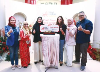 RASHIDA Mior Ahmad Darwish (tiga dari kiri) dan Jasveen Kaur Marne (tiga kanan) pada Majlis Pelancaran i-Great Mega Plus Great Eastern Takaful di Kuala Lumpur, baru-baru ini. – UTUSAN/AFIQ RAZALI