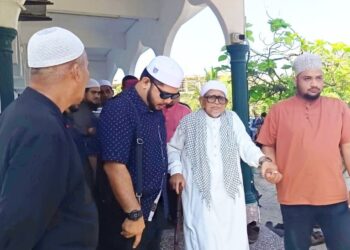 ABDUL Hadi Awang (dua dari kanan) selepas menyampaikan kuliah duha di Masjid Rusila, Marang, semalam.