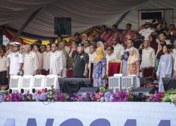 SULTAN Ibrahim (lima kanan) ketika Sambutan Hari Kebangsaan Ke-69 yang berlangsung di Putrajaya pagi tadi.