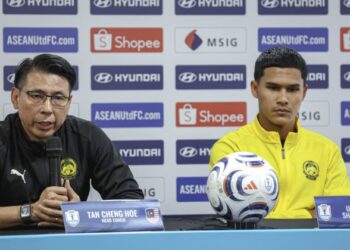 Tan Cheng Hoe bersama Ubaidullah Shamsul Fazili pada sidang akhbar menjelang perlawanan Separuh Akhir 1 Piala Hyundai ASEAN 2026 Malaysia menentang Vietnam di Stadium Bolasepak Kuala Lumpur, malam ini. - UTUSAN/FARIZ RUSADIO
