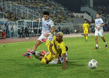 Pemain Filipina, Daisuke Sato mengasak Mohamadou Sumareh dalam aksi Piala Hyundai ASEAN 2026 di Stadium Bolasepak Kuala Lumpur, kelmarin. – UTUSAN/FARIZ RUSADIO 