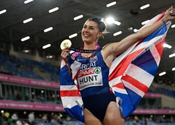 Amy Hunt meraikan kejayaannya memenangi acara pecut 100 meter wanita pada Kejohanan Olahraga Eropah di Birmingham, England, semalam. - AFP