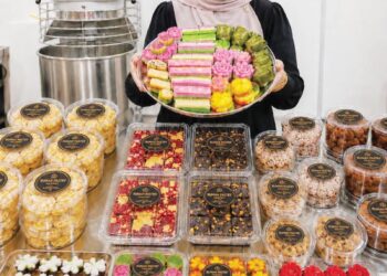 SHAMSIAH Shaikh Husin menunjukkan aneka kuih yang dikeluarkan oleh Star Mealz.