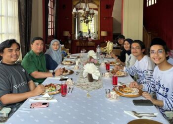 PENULIS bersama rakan ketika menghadiri makan malam di kediaman Eldeen Husaini Mohd. Hashim di Paris, Perancis.