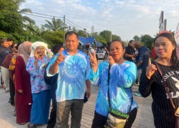 MASYARAKAT Orang Asli beratur seawal pukul 7.30 pagi untuk mengundi undi Sekolah Kebangsaan (SK) Putra, Simpang Durian, Jelebu hari ini.