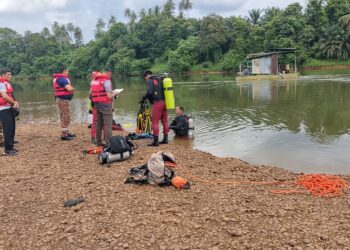 OPERASI mencari dan menyelamat warga emas dijalankan pasukan Bomba dan Penyelamat Hulu Terengganu yang dikhuatiri lemas dan hilang di Sungai Kampung Pulau Kudat, Kuala Berang, Terengganu. - IHSAN POLIS