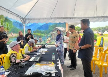 JALALUDDIN Alias bersama isterinya Datin Seri Maziah Mohd. Nor beratur untuk mengundi di Pusat Mengundi Sekolah Kebangsaan (SK) Putra, Simpang Durian, Jelebu hari ini.