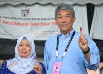 MOHAMAD Hasan bersama Raja Salbiah mengundi di Pusat Mengundi SJKC Chung Hua, Rantau, Seremban hari ini. - UTUSAN/MOHD. SHAHJEHAN MAAMIN