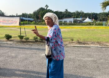 LIMAH UJANG menunjukkan jari telunjuknya yang dicalit dakwat selepas mengundi di Sekolah Kebangsaan (SK) Putra, Simpang Durian, Jelebu.