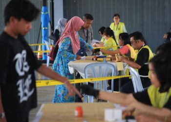ORANG ramai hadir menunaikan tanggungjawab mengundi di Pusat Mengundi Sekolah Jenis Kebangsaan Cina (SJKC);Chung Hua, Rantau, Seremban hari ini. - UTUSAN/MOHD. SHAHJEHAN MAAMIN