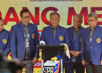RAMLAN Harun ketika sidang akhbar pengumuman keputusan rasmi PRN Negeri Sembilan di Seremban, malam tadi.-UTUSAN / NOR SHAFIQAH MOHD GHAZALI