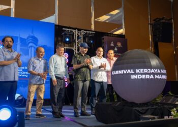 Datuk Khairul Firdaus Akbar Khan (empat dari kiri) merasmikan Karnival Kerjaya MYFutureJobs Indera Mahkota di Pusat Konvensyen Antarabangsa Sultan Ahmad Shah (SASICC) di Kuantan, Pahang.