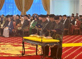 MOHD. Faizal Ramli (kiri), Zaifulbahri (tengah) dan Mustapha mengangkat sumpah pada Istiadat Pelantikan dan Mengangkat Sumpah Ahli Majlis Mesyuarat Kerajaan Negeri Sembilan di Istana Besar Seri Menanti, Kuala Pilah hari ini.-UTUSAN/NOR SHAFIQAH MOHD. GHAZALI