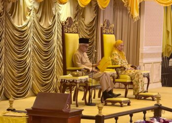TUANKU Muhriz Ibni Almarhum Tuanku Munawir bertitah sempena Istiadat Pelantikan dan Mengangkat Sumpah Ahli Majlis Mesyuarat Kerajaan Negeri (Exco) Negeri Sembilan di Balairung Seri Istana Besar Seri Menanti, Kuala Pilah, hari ini.- UTUSAN / NOR SHAFIQAH MOHD GHAZALI