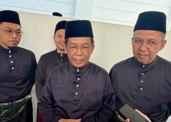 JALALUDDIN Alias ketika ditemui pemberita selepas menghadiri Istiadat Pelantikan dan Mengangkat Sumpah Ahli Majlis Mesyuarat Kerajaan Negeri (Exco) Negeri Sembilan di Istana Besar Seri Menanti, Kuala Pilah,hari ini. -UTUSAN / NOR SHAFIQAH MOHD GHAZALI