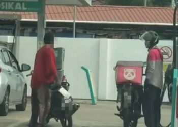 SEORANG lelaki bertindak mengacu pisau pemotong daging terhadap mangsa di sebuah stesen minyak di Jalan Pasir Panjang, Kuala Terengganu. - MEDIA SOSIAL