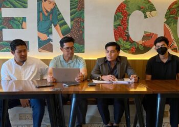 KAKITANGAN Nasken Coffee (kanan) tampil membuat permohonan maaf secara terbuka selepas memuat naik hantaran berbau fitnah ke atas majikannya semasa sidang media di Pasir Tumboh, Kota Bharu, Kelantan semalam.