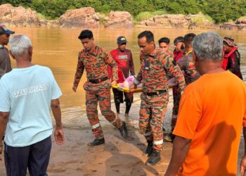 PASUKAN bomba mengusung mayat Muhammad Lut Naiman Mohd. Noor Aziron di Sungai Kelantan Kampung Aur Duri Kuala Krai, Kelantan. - UTUSAN/ ROSLIZA MOHAMED