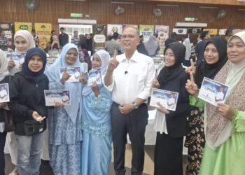 WAN Rosdy Wan Ismail (tengah) bersama usahawan Pahang selepas program STEP tahun 2026 di Majlis Perbandaran Bentong di Bentong, Pahang. - FOTO/SALEHUDIN MAT RASAD