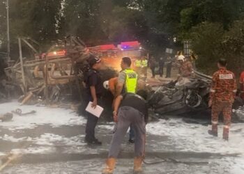 KEADAAN lori tangki dan Perodua Bezza yang terbakar dalam kemalangan di Kilometer 9, Jalan Temerloh-Triang di Temerloh, Pahang.
