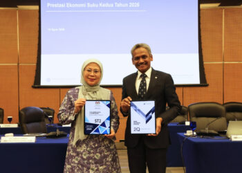 SITI Asiah Ahmad dan Abdul Rasheed Ghaffour (kanan) menunjukkan dokumen Prestasi Ekonomi Suku Kedua 2026 di Sasana Kijang, Kuala Lumpur semalam.