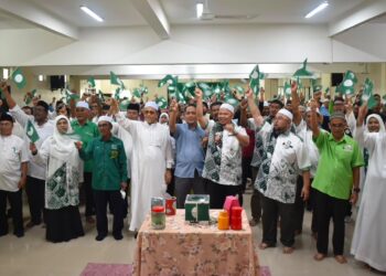 Pix

SHAHIDAN Kassim (enam dari kanan) pada Mesyuarat Agung Tahunan Pas Kawasan Arau Kali Ke-52 di Kompleks Pas negeri, Kangar, Perlis, hari ini.-UTUSAN/ASYRAF MUHAMMAD