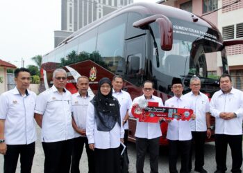 MOHD. Azam Ahmad (empat kanan) menyerahkan replika kunci bas kepada pengetua  SMKA Naim Lilbanat kepada Raisham Ab. Rashid di Kota Bharu, Kelantan hari ini-UTUSAN/KAMARUL BISMI KAMARUZAMAN.