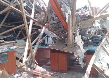 KEADAAN bumbung bangunan di SMK Juasseh, Kuala Pilah yang runtuh dalam kejadian tengah hari tadi.