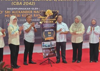 ALEXANDER Nanta Linggi (empat dari kanan) menerima penyerahan projek daripada daripada Pengarah Jabatan Kerja Raya (JKR) , Datuk Ir. Hafizah Zakaria sempena Majlis Penyerahan Projek Ahead Of Time Pembinaan Semula Bangunan Daif di SK FELDA Kota Gelanggi 1, dekat Jerantut, Pahang.