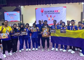 WAN Zikri Afthar Ishak bergambar bersama pasukan angkat berat yang berjaya meraih emas ke-13 buat Perlis sempena Sukma Selangor semalam.-UTUSAN