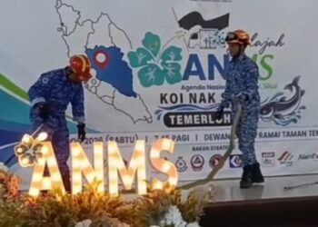 ANGGOTA APM melakukan demonstrasi pengendalian ular pada Program Jelajah Agenda Nasional Malaysia Sihat di Dewan Taman Temerloh Jaya sebelum seorang daripada mereka dipatuk ular tedung selar.