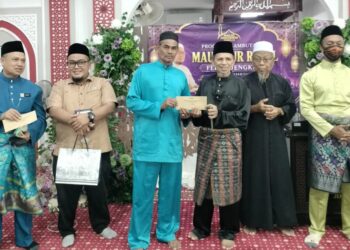 RAZAK Daud (tiga dari kanan) menyampaikan hadiah kepada pemenang pertandingan sepanduk sempena Sambutan Maulidur Rasul di Masjid As-Sobirin Felda Jengka 24 di Jerantut, Pahang.