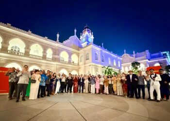 KETUA Pegawai Eksekutif Kumpulan AmBank, Jamie Ling (tengah) bersama hampir 100 editor kanan dan wartawan di Bangunan Sultan Abdul Samad yang ikonik, Kuala Lumpur.