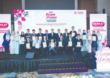 MOHD. Asri Omar (lapan berdiri kanan) bersama 20 pelajar UIAM ketika majlis penyampaian biasiswa AIA Penyala Harapan di Petaling Jaya, baru-baru ini. - MINGGUAN/SADDAM YUSOFF