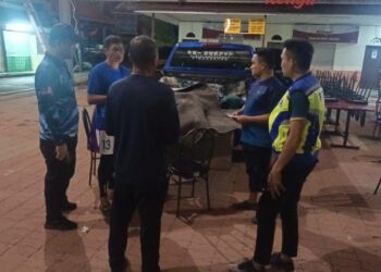SEORANG wanita berusia 63 tahun maut dipercayai akibat lemas selepas bot fiber yang dinaikinya bersama ahli keluarga terbalik di kawasan Gua Bewah, Tasik Kenyir, Hulu Terengganu. - IHSAN POLIS