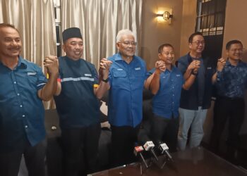 RAZALI Abu Samah (dua dari kiri) Ridzuan Ahmad, Hamzah Zainuddin dan Danni Rais bergambar dalam sidang akhbar di Seremban malam tadi. UTUSAN/NAZARUDIN SHAHARI