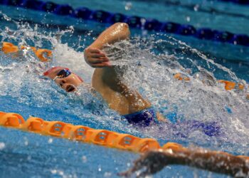 Aksi pemenang pingat emas acara 100 Meter Gaya Bebas Wanita, Eliza Ai Shen Tan daripada Selangor pada kejohanan Sukan Malaysia (SUKMA) Selangor 2026, di Pusat Akuatik Selangor, di sini hari ini. -UTUSAN/SHIDDIEQIIN ZON