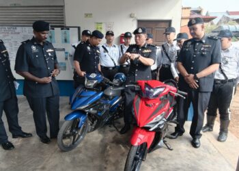 SYED Basri Syed Ali (depan, dua kanan ) menunjukkan motosikal yang disita setelah menyertai perlumbaan haram pada sidang akhbar di BSPT IPD Kota Setar, hari ini.