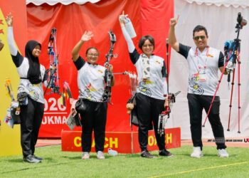 Aira Nadirah Aizuddin, Nur Zara Aisyah Khairul Fadly dan Wee Yee Qi bangkit daripada ketinggalan empat mata selepas tiga end untuk menamatkan saingan dengan 217 mata, mengatasi Terengganu yang mengumpul 213 mata. - UKAS SARAWAK